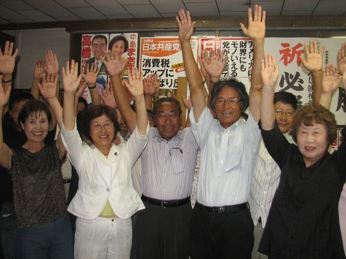 当選を喜ぶ（前列左から）池田、中島、高橋、佐藤の各氏