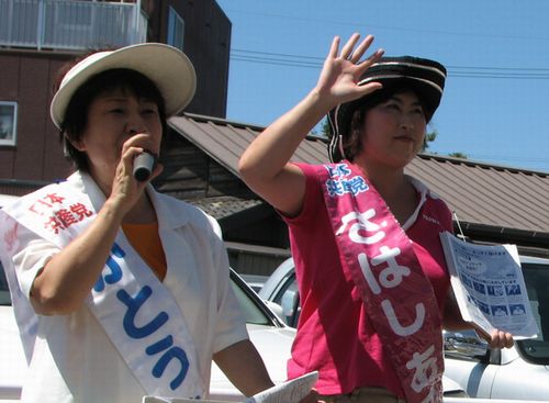 かとう典子名古屋市議（左）、さはしあこ市議予定候補＝４日、名古屋市緑区