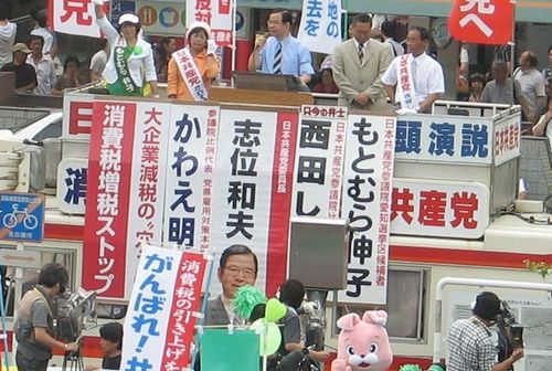 日本共産党の躍進を訴える志位和夫委員長（中央）ら＝６月２７日