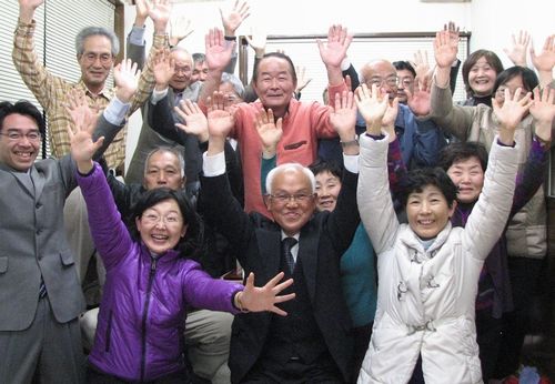 トップ当選し、支持者と喜ぶ深井徳美さん（前列中央）＝２月１４日、豊川市