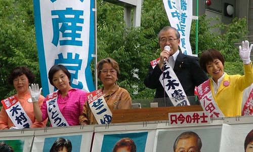 後期高齢者医療制度廃止を訴える（左から）木村えみ、さいとう愛子、せこゆき子、佐々木憲昭、八田ひろ子の各氏