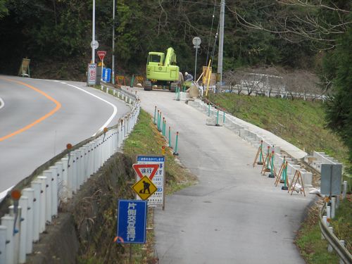 ダム建設の資機材搬入のために道路の拡幅工事が始まった