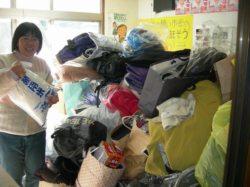 日本共産党南西地区事務所に山積みされた物資