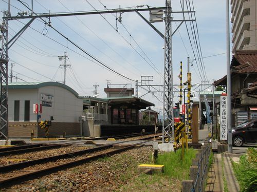 名鉄青塚駅　線路右側の踏切手前がトイレ建設予定地
