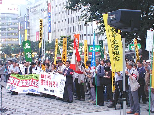 県民集会の参加者たち＝２日、名古屋市中区