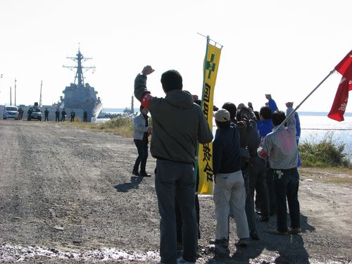 米軍艦の入港に抗議する平和団体の人たち