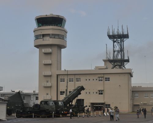 空自小牧基地内に移設された県営名古屋空港の新管制塔。地上手前は航空祭で展示された地対空ミサイル＝１０月２３日、小牧基地航空祭