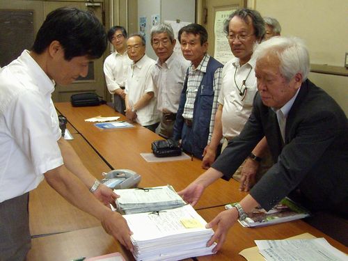 愛知県にブルーインパルス飛行反対の署名を提出する小牧平和集会実行委員会の人たち
