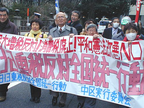 行進する参加者。左から２人目が八田ひろ子前参院議員＝１３日､名古屋市中区