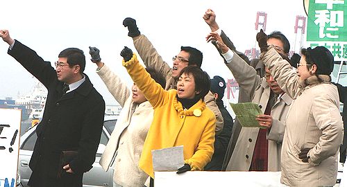  抗議する人たち。八田ひろ子前参院議員も参加