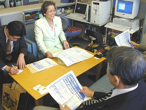 懇談するせこゆき子元衆院議員（左から２人目）＝３日、名古屋市中区