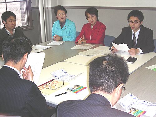要請する、（右から）熊谷地区委員長とわしの、うめはら両名古屋市議＝２０日、名古屋市役所