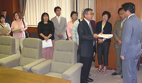 内田県議会議長（右端）に請願署名を渡す参加者＝２１日、愛知県庁
