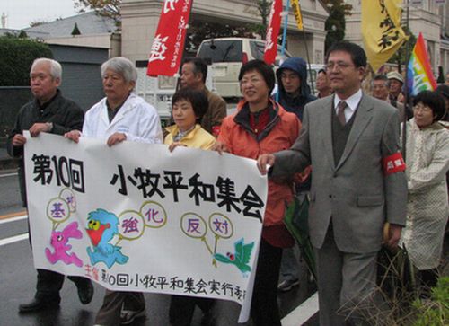  小牧平和集会でデモ行進する人たち。前列中央は八田ひろ子前参院議員