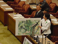質問する八田ひろ子議員