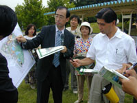 予定地を調査する革新県政の会の人たち