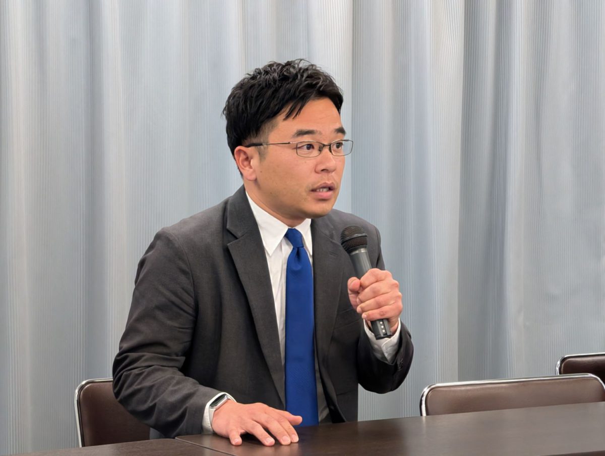 記者会見で決意を語る酒井ケンタロ―氏