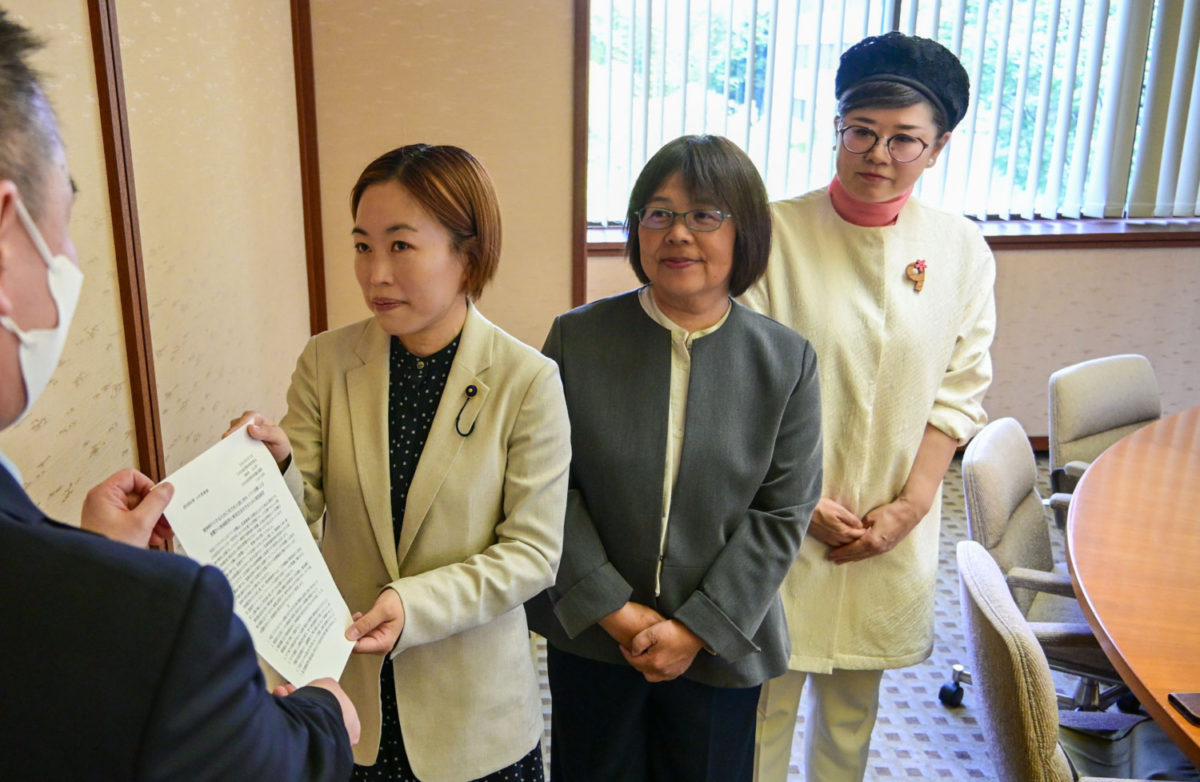 要望書を当局担当者に渡す(左から)しもおく奈歩県議、かわえ明美県書記長、もとむら伸子前衆院議員