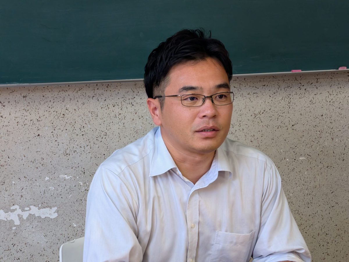記者会見で決意を語る酒井ケンタロ―氏