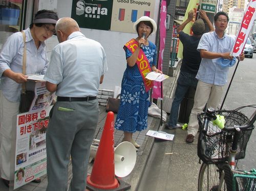  国民健康保険料引き下げを求める署名の協力を求めるわしの恵子議員