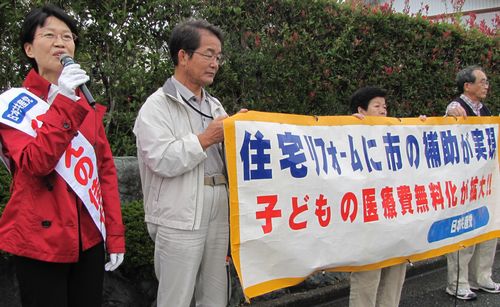 「住宅リフォーム助成制度」実現を報告する、ひえの佳代蒲郡市議＝１０月１０日