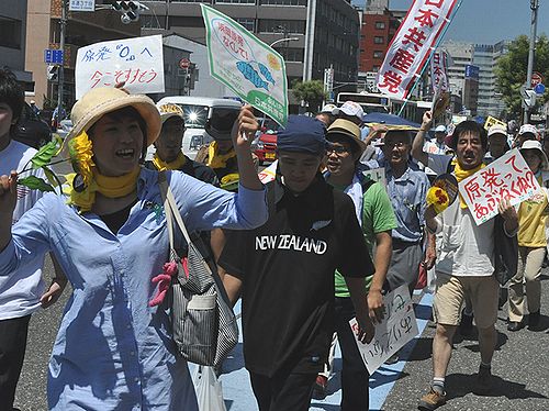 静岡市で行われた「ひまわり集会」に参加し浜岡原発廃炉を訴える愛知県の人たち＝７月２３日