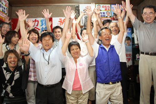 議席増を勝ちとった刈谷市議選。前列左から新村、山本、野村の各議員＝７月４日