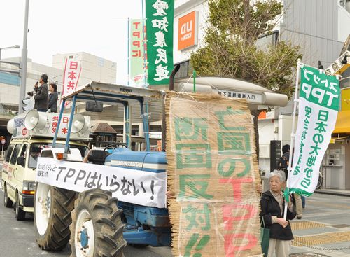 ＴＰＰ参加反対で共同宣伝する愛知農民連、新日本婦人の会、共産党の人たち＝１１月８日、豊橋市