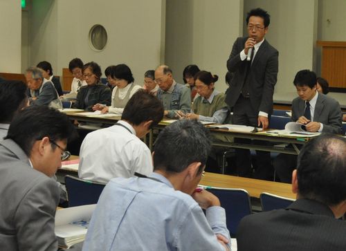 社会保障充実を岡崎市に求める社会保障推進協議会の人たち＝１０月２７日、岡崎市役所