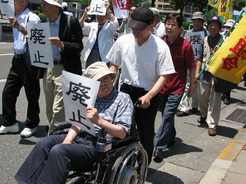 自民党県連に向けて抗議に向かうデモ参加者