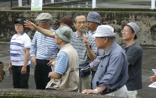 豊川支流・宇連川の豊川用水・大野頭首工を見学する「設楽ダムウォッチング」一行