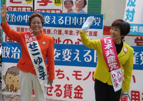 訴えるせこゆき子、八田ひろ子の両氏