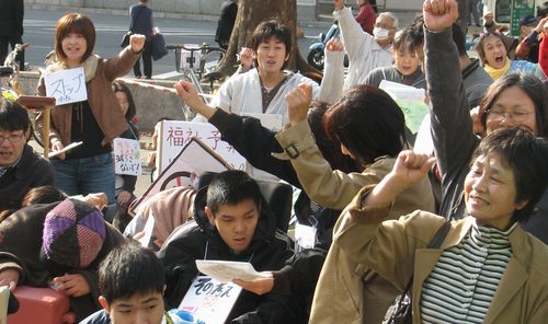 「福祉予算を削らないで」と訴える障害者と家族ら＝１１月１６日、名古屋市中区