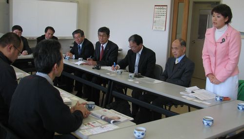 半田酪農組合と懇談するもとむら伸子氏（右端）