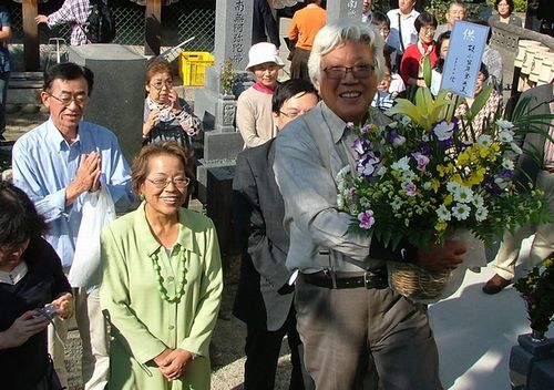 故小笠原登氏の墓前に献花　前列左はせこゆき子さん