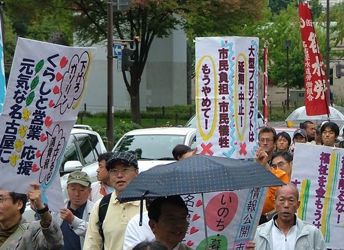 福祉予算削るなとパレードする人たち