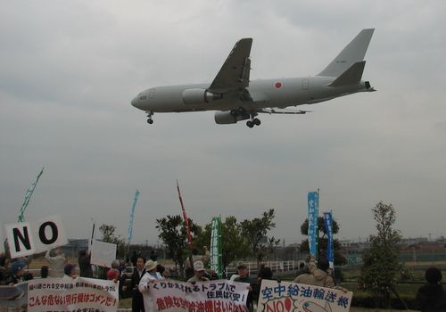 空中給油機3号機配備に抗議する人たち