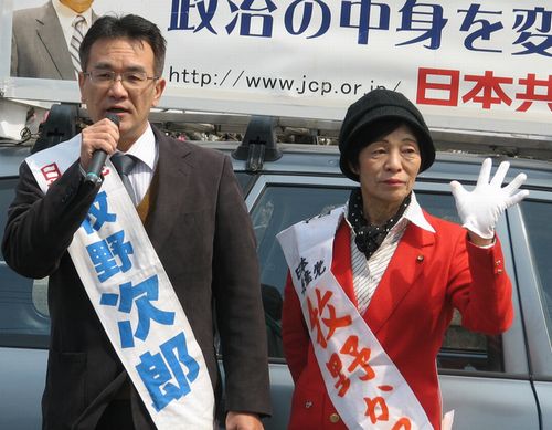 牧野次郎（左）、牧野かつ子両西尾市議