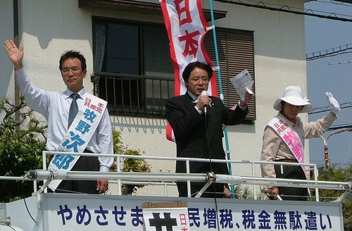 井上さとし参院議員（中央）の応援を受ける牧野次郎（左）、牧野かつ子（右）の両前議員＝１９日、西尾市