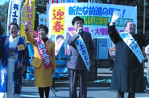 初詣客に訴える(左から)せこ、八田、井上、あべの各氏=1日、名古屋市、熱田神宮