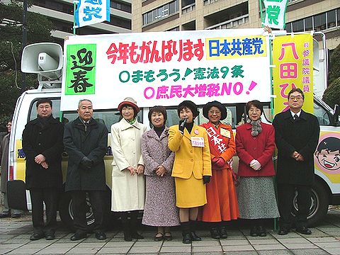 訴える、八田（マイクを持つ女性）、瀬古（その右）両氏と党名古屋市議＝４日、名古屋市役所前