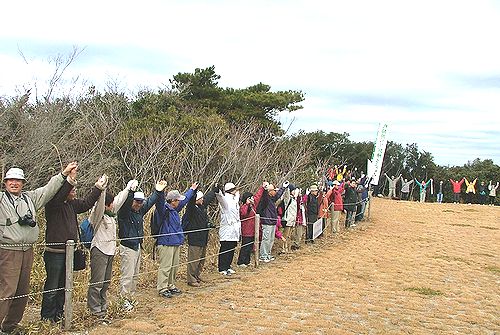  ヘリ訓練場を「人間の鎖」で包囲し訓練場反対を訴える人たち＝15日、田原市・大山山頂