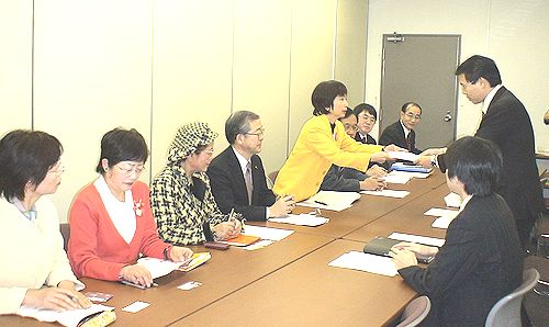  環境省に要請書を手渡す八田ひろ子前参院議員