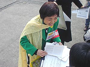 受験生と対話する八田ひろ子前参院議員＝９日、名古屋市千種区