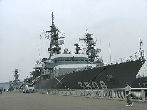  入港した自衛艦（左から）あまぎり、かしま、やまぎり