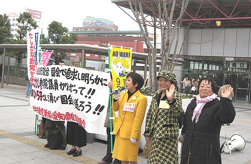 宣伝する（左から）八田ひろ子前参院議員、せこゆき子元衆院議員＝８日、名古屋市熱田区