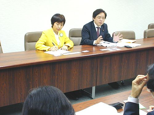 参加者と懇談する（右から）井上参院議員と八田前参院議員＝１２日、名古屋市熱田区