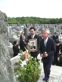 「碑」に献花する人たち＝１４日、日進市・五色園