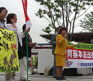 教育基本法改悪案の国会審議入りに抗議する八田ひろ子前参院議員ら＝１６日、名古屋・金山総合駅前