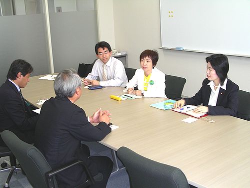 説明を受ける（右から）日恵野、八田、斎藤の各氏＝２２日、蒲郡市・蒲郡海洋開発本社